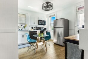 Jääkaappi, mikroaaltouuni, uuni, liesi