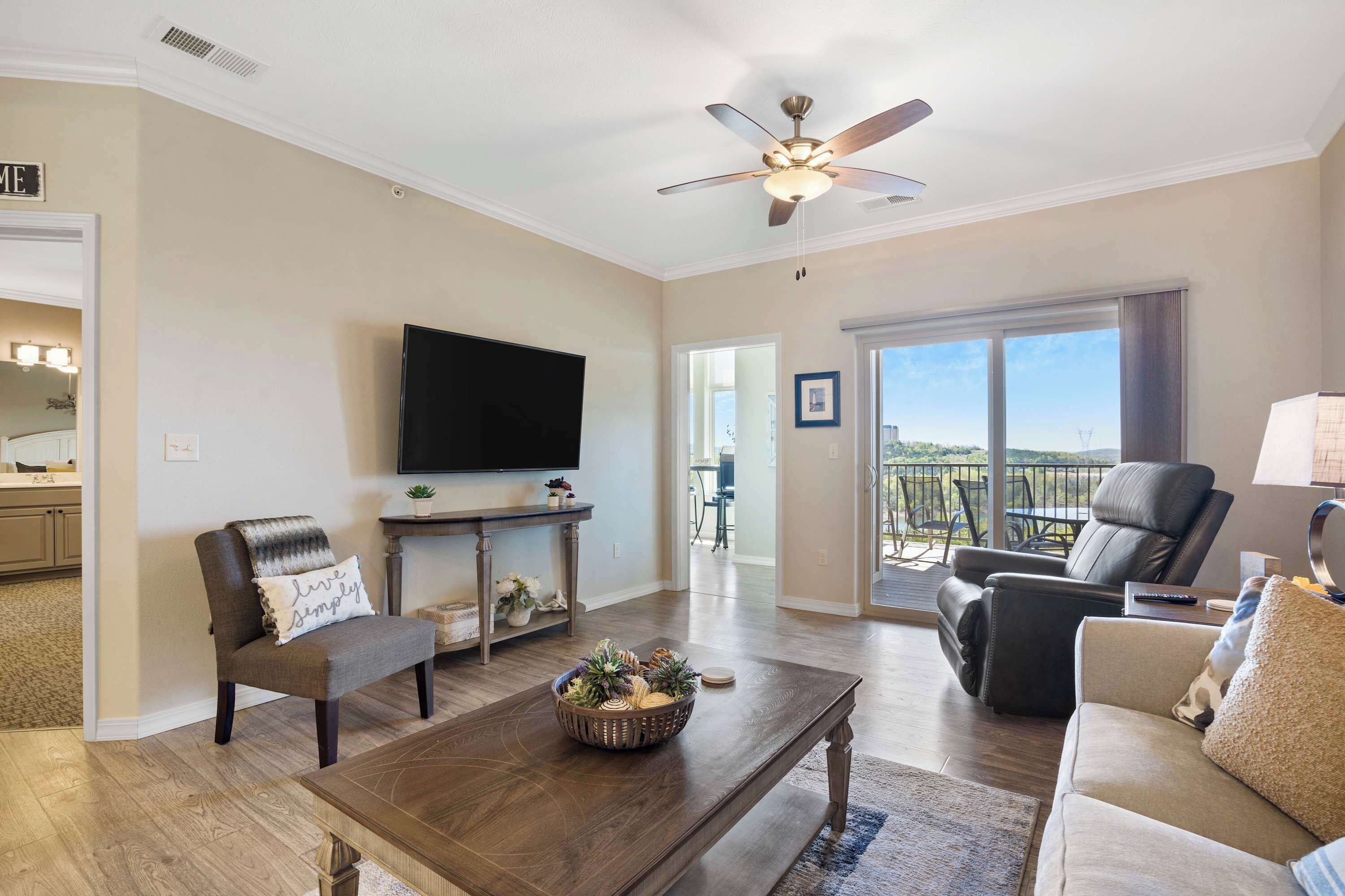 Condo, Plusieurs lits, patio (Majestic View Getaway) | Aire de séjour | Téléviseur à écran plat de 50 po avec télévision numérique