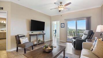 Condo, Plusieurs lits, patio (Majestic View Getaway) | Aire de séjour | Téléviseur à écran plat de 50 po avec télévision numérique