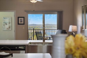 Appart'hôtel, plusieurs lits, patio (Majestic View Getaway) | Intérieur