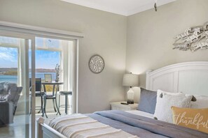 Appart'hôtel, plusieurs lits, patio (Majestic View Getaway) | 2 chambres, décoration personnalisée, ameublement personnalisé