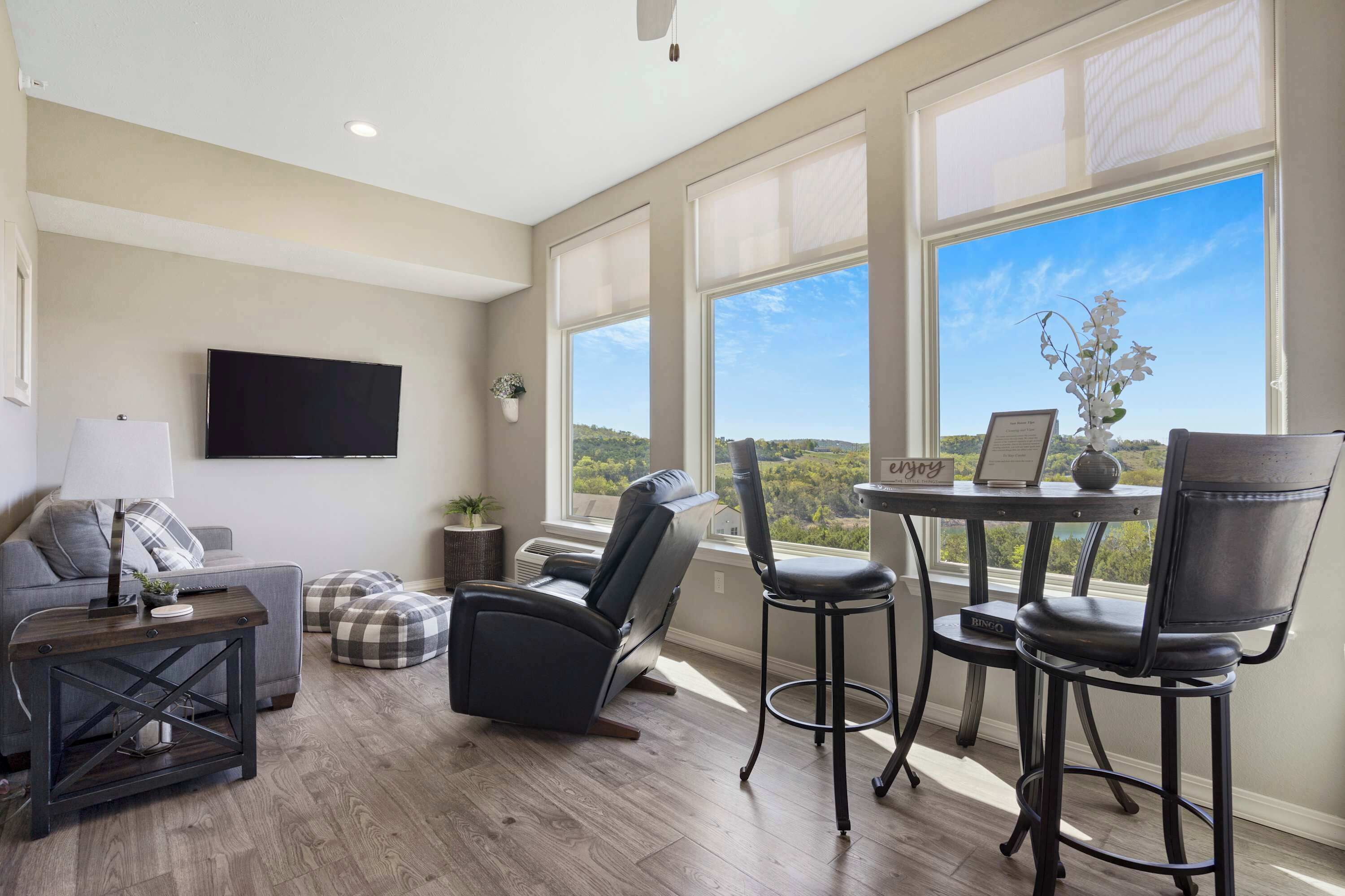 Condo, varias camas, patio (Majestic View Getaway) | Área de sala de estar | Televisión de pantalla plana de 50 pulgadas con canales digitales 