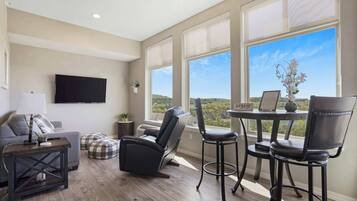 Condo, varias camas, patio (Majestic View Getaway) | Área de sala de estar | Televisión de pantalla plana de 50 pulgadas con canales digitales