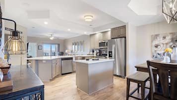 Condo, Plusieurs lits, patio (Majestic View Getaway) | Cuisine privée | Cafetière-théière