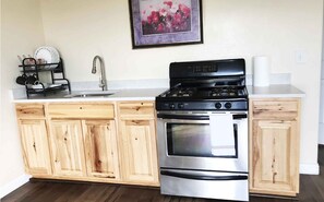 Réfrigérateur, four à micro-ondes, un four, surface de cuisson