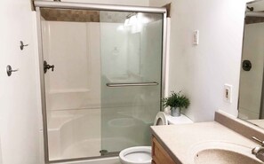 Dusche, Handtücher, Seife, Toilettenpapier