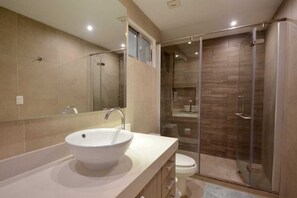 Apartemen Eksklusif | Kamar mandi | Shower, pancuran hujan, pengering rambut, dan sabun