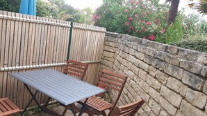 Outdoor dining - Studio In Residence With Pool And Parking (La Couarde-sur-Mer)