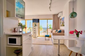 TV connectée, table de tennis de table, livres