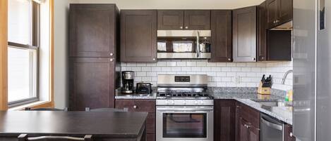 Kylskåp, mikrovågsugn, ugn och spishäll