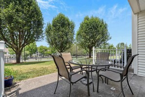 Condo, 1 cama King size y sofá cama, patio (Swansons King Suite) | Restaurante al aire libre