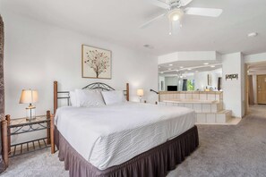 公寓客房, 1 張特大雙人床和 1 張沙發床, 庭院 (Swansons King Suite) | 1 間臥室、獨特裝潢、布置獨特、免費無線上網