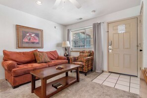 Condo, 1 cama King size y sofá cama, patio (Swansons King Suite) | Área de sala de estar | Televisión de pantalla plana de 42 pulgadas con canales digitales 