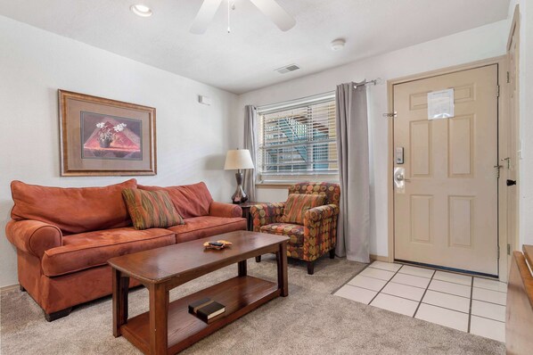 Condo, 1 cama King size y sofá cama, patio (Swansons King Suite) | Área de sala de estar | Televisión de pantalla plana de 42 pulgadas con canales digitales 