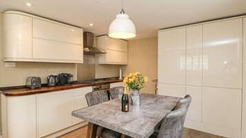 Cottage | Private kitchen | Fridge, dishwasher, electric kettle, toaster