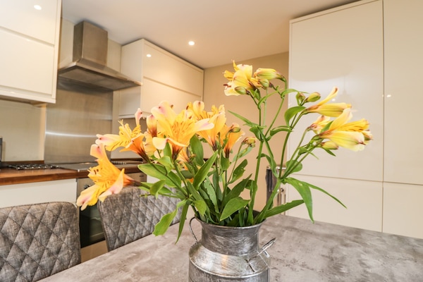 Cottage | Private kitchen | Fridge, dishwasher, electric kettle, toaster