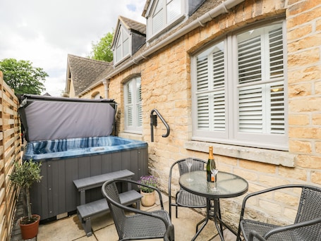 Cottage | Balcony. The Coach House