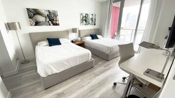 デスク、アイロン / アイロン台、WiFi、ベッドシーツ