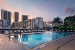 A heated pool - Contemporary 1BR Suite with Pool, Gym, Beach Access & Premium Services (Hallandale Beach)