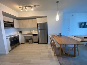 ثلاجة، ميكروويف، فرن، موقد طهي مسطح