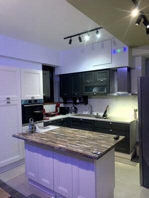 Kylskåp, mikrovågsugn, ugn och spishäll