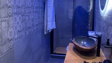 Ducha, bañera de hidromasaje, secador de pelo y toallas