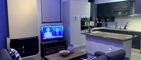 Smart TV y chimenea