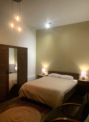 2 chambres, fer et planche à repasser, accès au Wi-Fi (inclus)