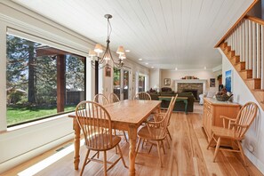 独立别墅, 多张床, 壁炉 | 私人厨房 | 冰箱、微波炉、烤箱、炉灶