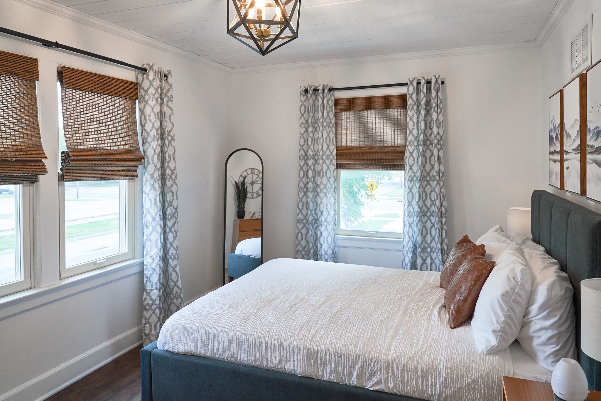 1 slaapkamer, een bureau, een strijkplank/strijkijzer, wifi