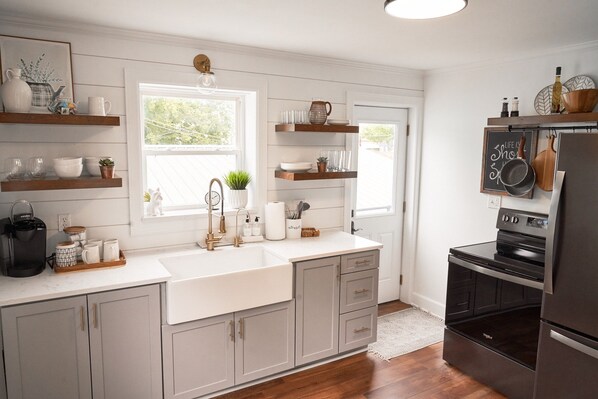 冷蔵庫、電子レンジ、オーブン、コンロ