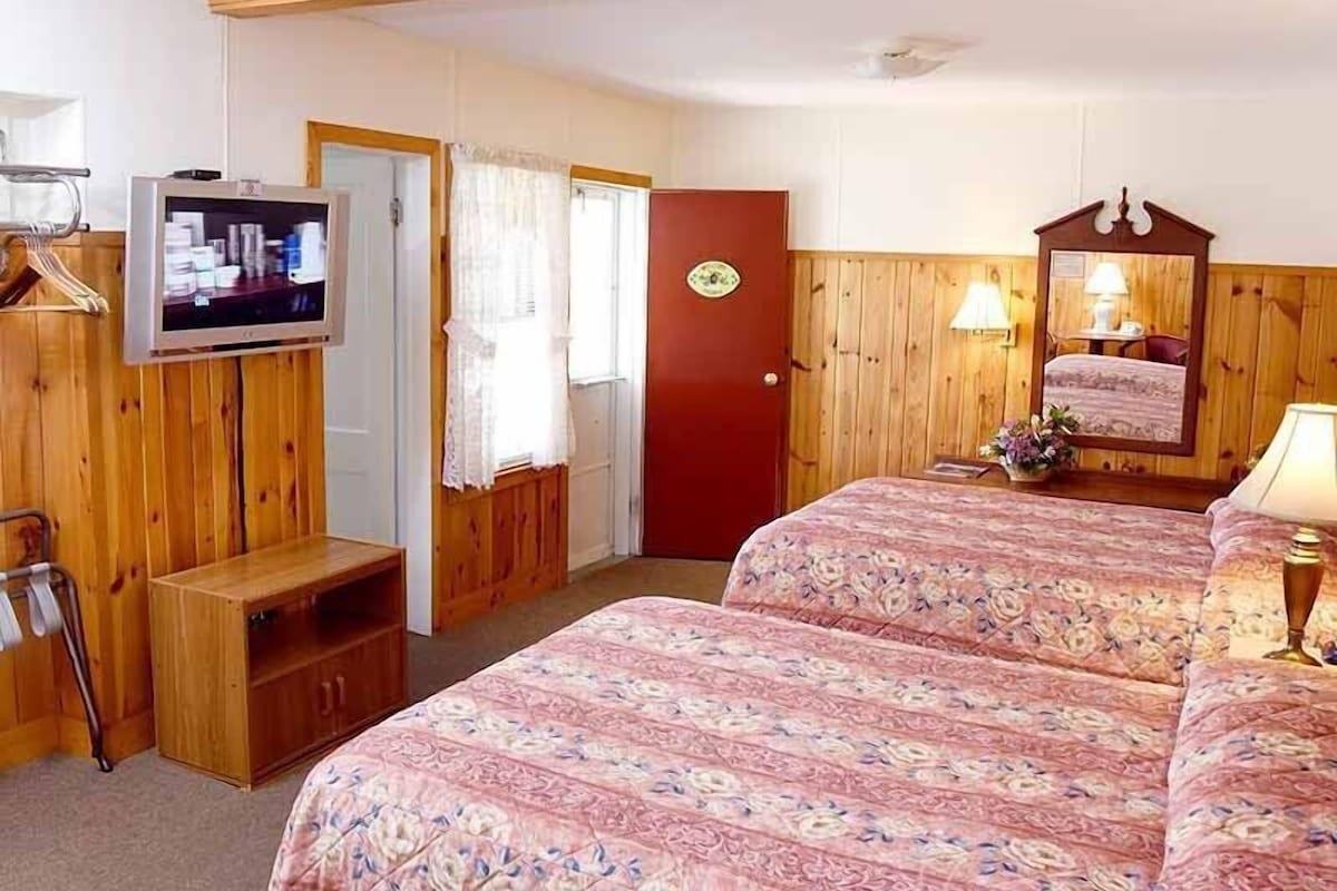 Laptop workspace, free WiFi, bed sheets