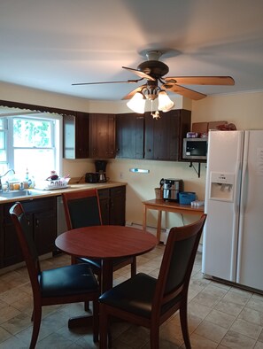Shared fridge, microwave - The Ashley (Saranac Lake)