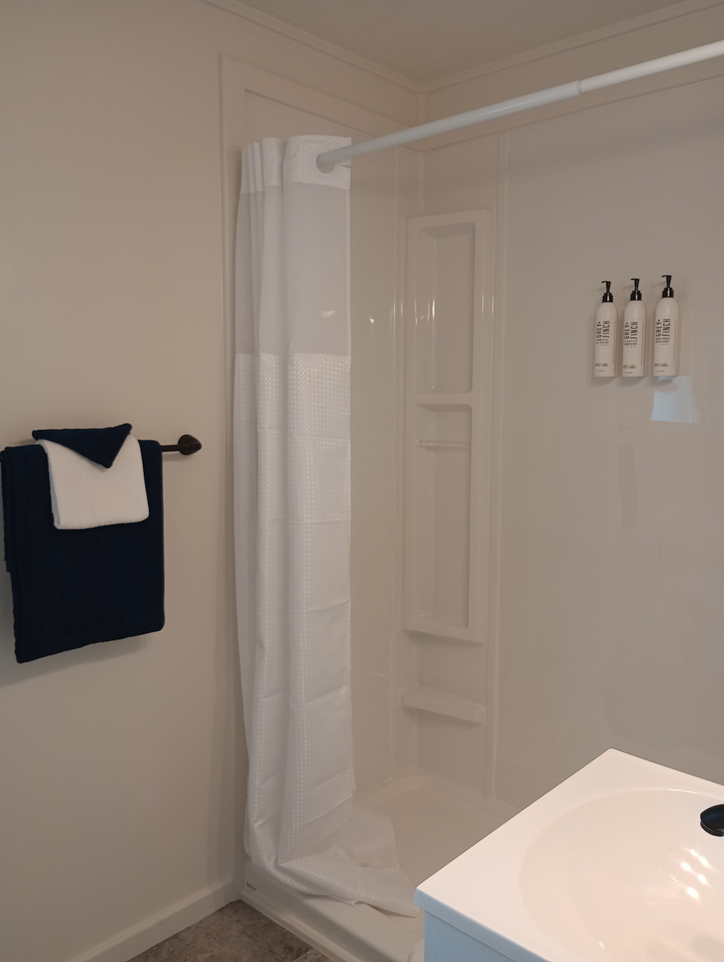 Classic Double Room | Bathroom | Free toiletries, towels, soap, shampoo