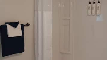 Classic Double Room | Bathroom | Free toiletries, towels, soap, shampoo