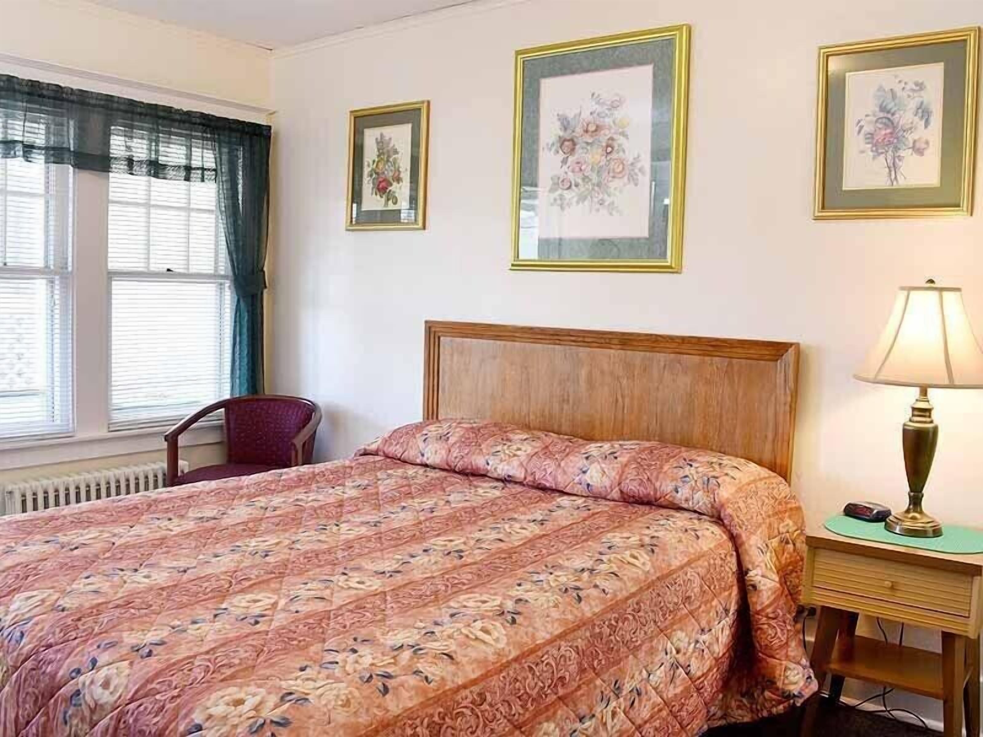 Laptop workspace, free WiFi, bed sheets