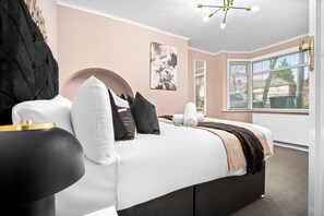 4 habitaciones, tabla de planchar con plancha y cuna de viaje 