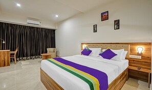 Deluxe Double Room | Individually decorated, individually furnished, desk, laptop workspace - Happy Stays (Bengaluru)