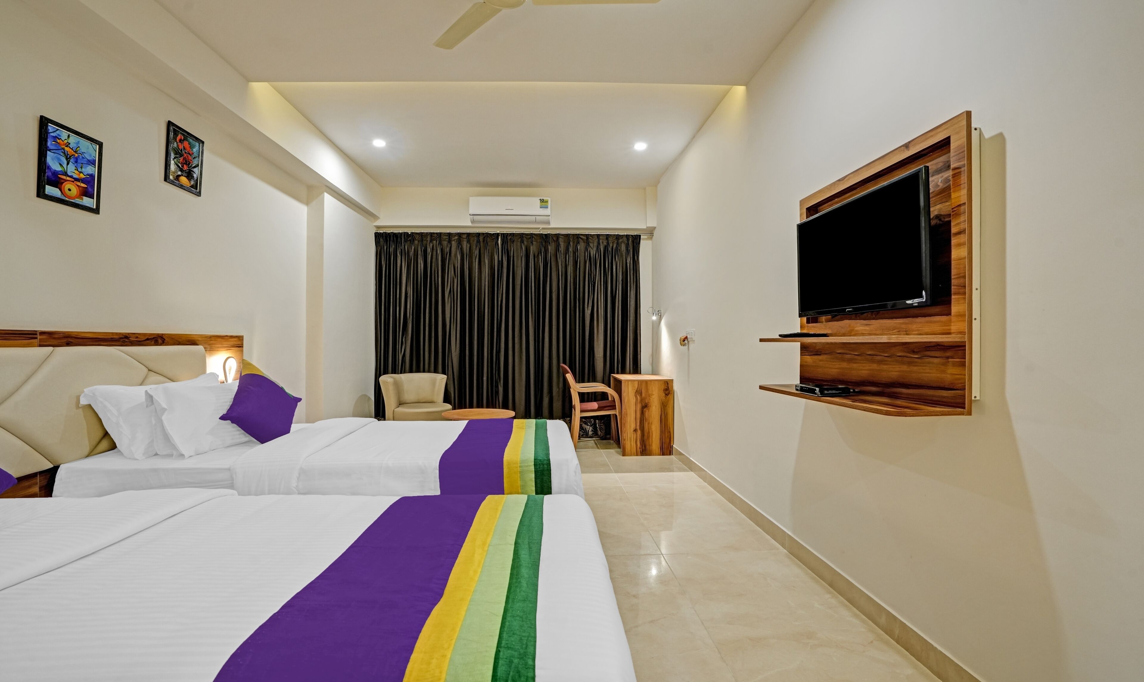 尊荣双人房 | 特色装修、特色家居、办公桌、笔记本电脑工作区