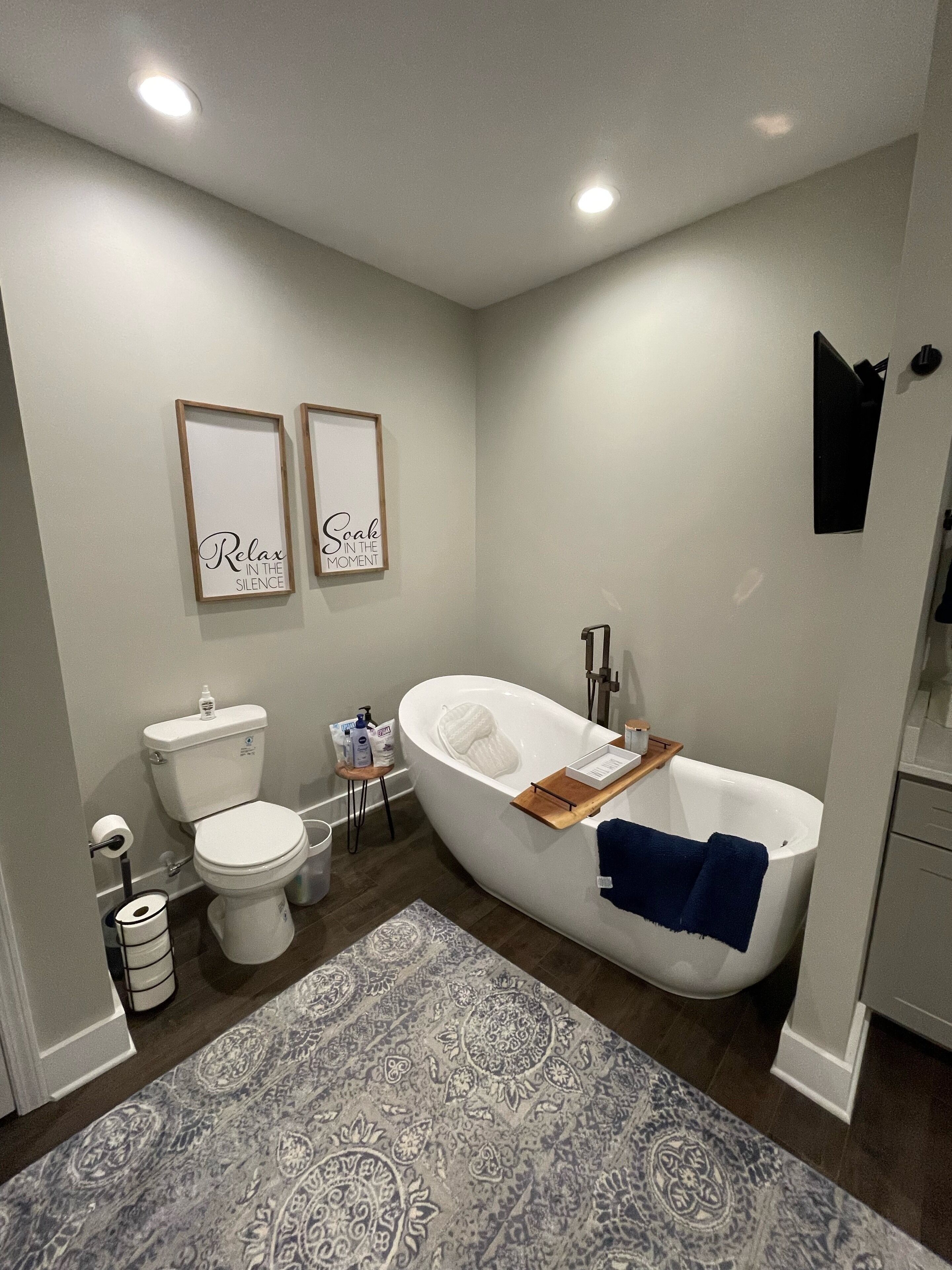 Combined shower/bathtub, hair dryer, towels, toilet paper