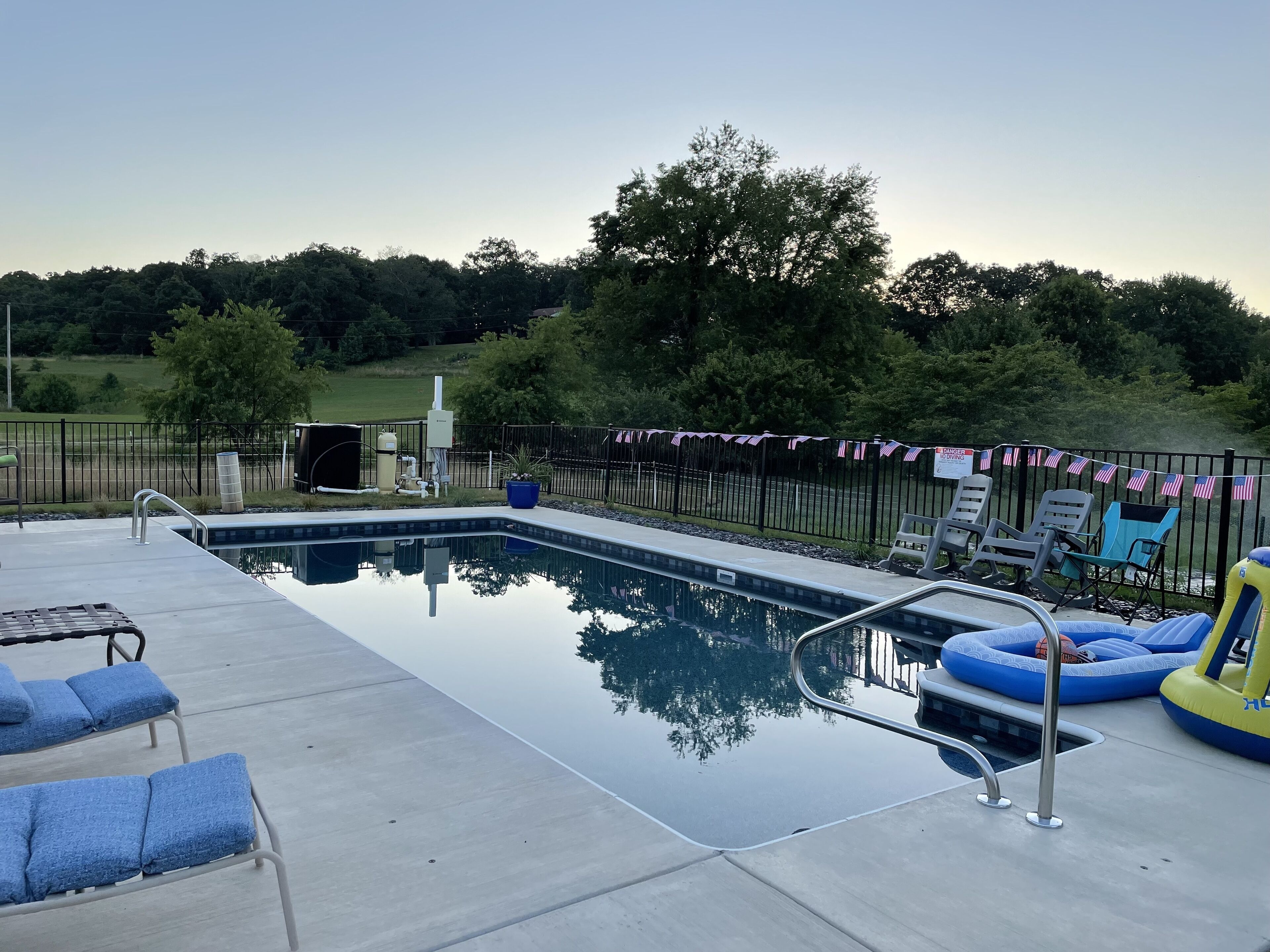 Una piscina al aire libre, una piscina climatizada