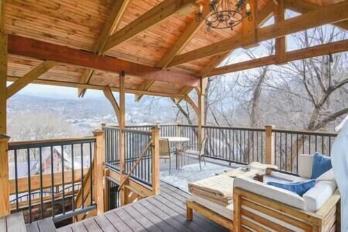 Large hilltop villa with hot tub!