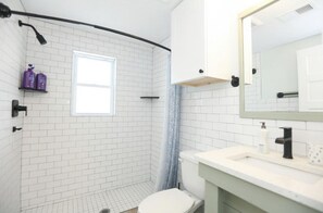 Regadera, secadora de cabello, toallas, jabón 