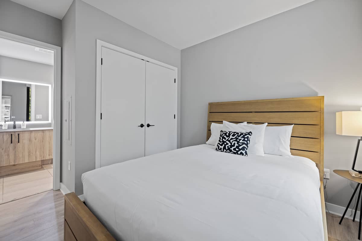 Two Bedroom Apartment | 1 habitación, tabla de planchar con plancha, wifi gratis y ropa de cama