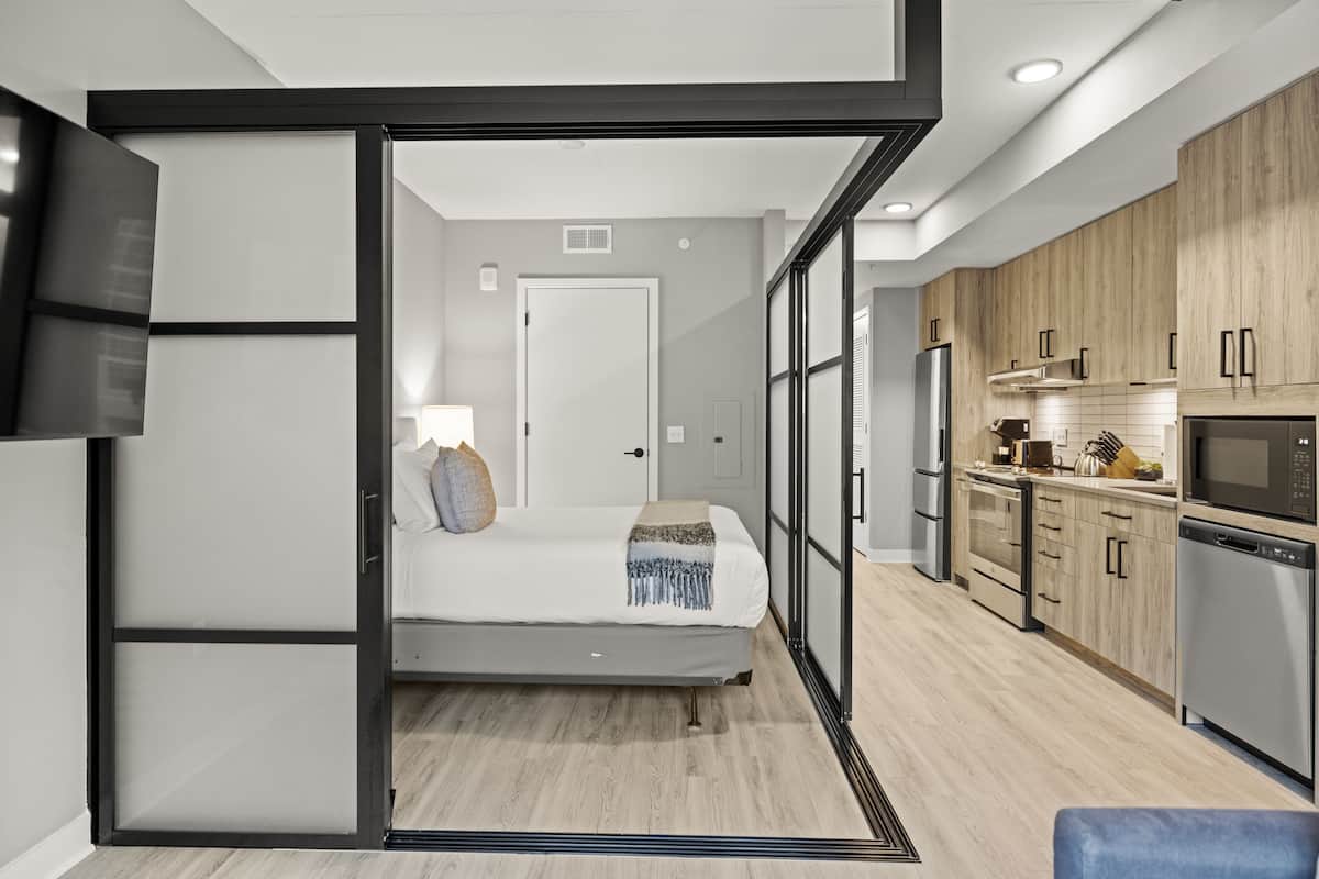 One Bedroom Apartment | 1 habitación, tabla de planchar con plancha, wifi gratis y ropa de cama