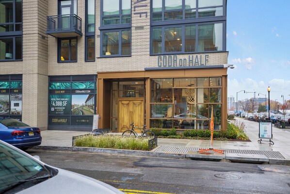 Un edificio moderno con escaparate llamado "CODA on HALF".