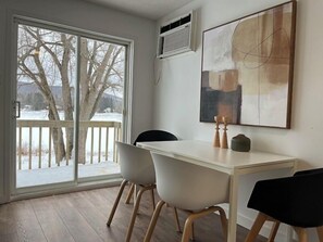 Condo | Cocina privada | Refrigerador con congelador, microondas, horno y parrilla de estufa 