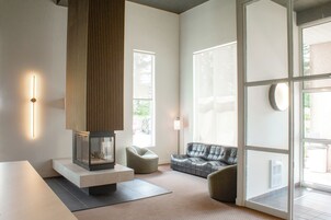 Una sala de estar moderna con chimenea, un sofá y una mesa de centro.