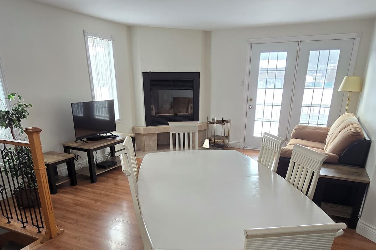 Apartment | Private kitchen | Full-sized fridge, microwave, oven, stovetop