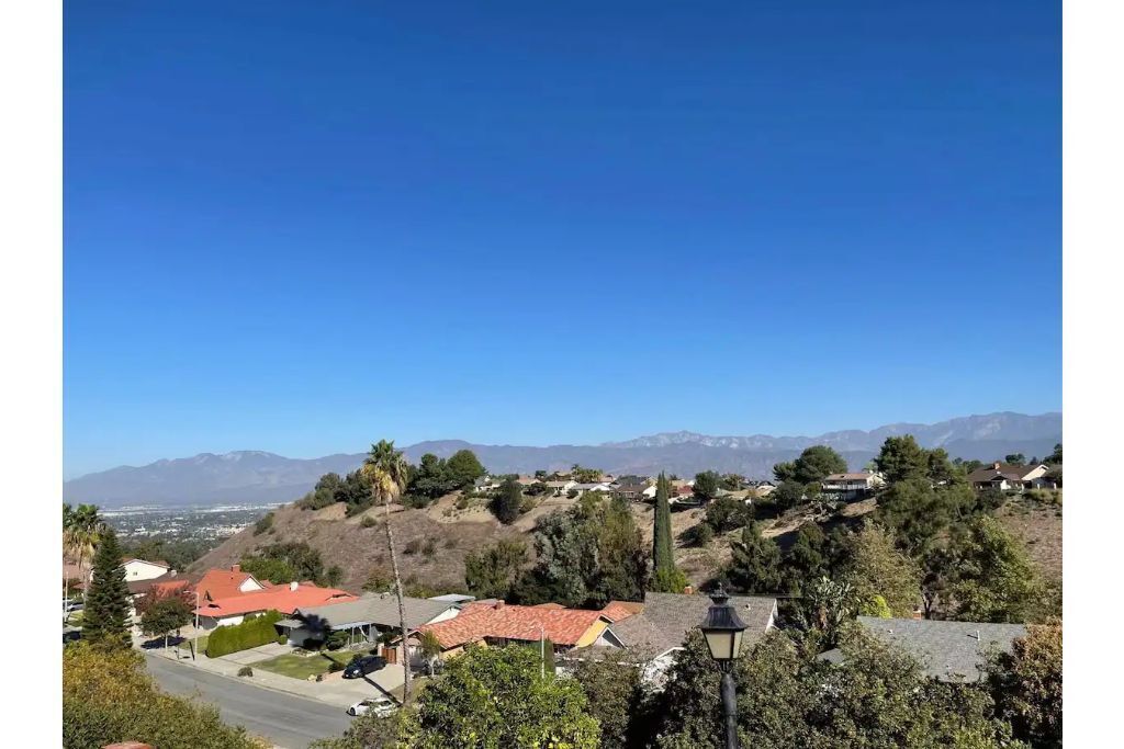 Cheerful 4 Bedroom House with Views in Walnut City